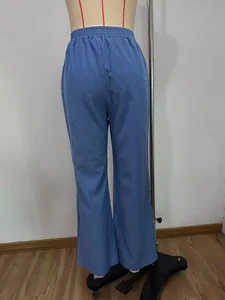 Rückansicht einer hellblauen, weiten Denim-Hose an einem Studio-Schaufensterpuppe.