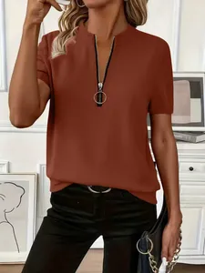 Dames T-shirt van ribgebreide stof in roestbruin met ritssluiting en metalen ringdetail.