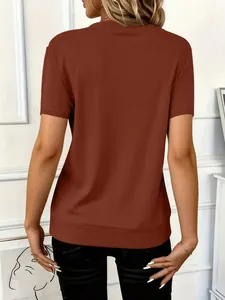 Gedetailleerd achteraanzicht van een bruin dames-T-shirt met korte mouwen van ribgebreid.