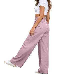 Seitenansicht der malvenfarbenen Hose mit weitem Bein und elastischem Hochbund