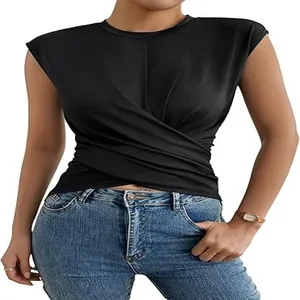 Vista detallada del top negro sin mangas para mujer con un elegante diseño cruzado