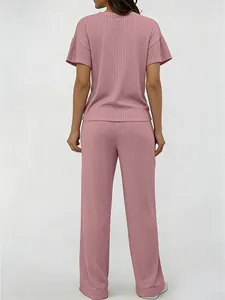 Πίσω όψη γυναικείου μωβ σετ loungewear δύο τεμαχίων με ριμπ πλέξη και κοντά μανίκια