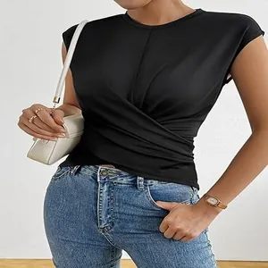 Detalle de un top negro ajustado de manga corta para mujer con un elegante diseño cruzado