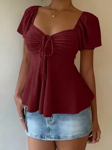Κοντινό πλάνο μπορντό γυναικείου T-shirt με λαιμόκοψη V και κομψή λεπτομέρεια με κορδόνι