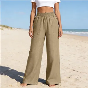 Detailansicht einer khakifarbenen Damenjeans mit weitem Bein, hohem Gummibund und Taschen.