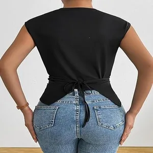 Vista trasera de un crop top negro sin mangas con un elegante lazo en la cintura