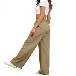 Seitenansicht der khakifarbenen Damen-Hose mit weitem Bein, lockerem Sitz und hoher Taille.