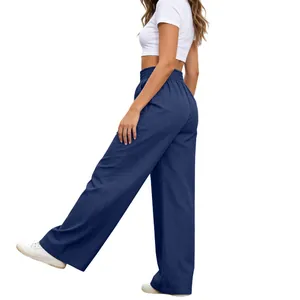 Detailansicht des hohen elastischen Bunds und des weiten Beins der blauen Jeans