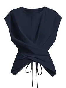 Primer plano de un crop top azul marino con dobladillo cruzado anudado y cuello redondo.