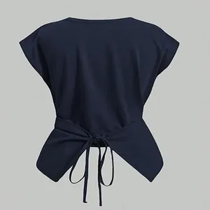 Elegante camiseta azul marino de manga corta con detalle de nudo cruzado al bajo