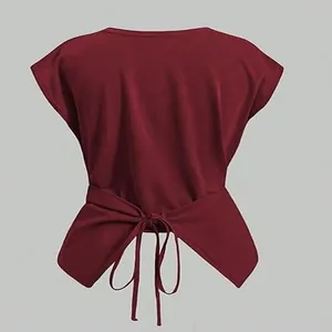 Detalle de la vista posterior que muestra el elegante top corto burdeos con diseño de lazo cruzado