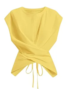 Detalle del top corto amarillo con dobladillo cruzado de cintas y diseño fruncido.