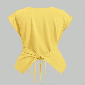 Vista posterior de un top corto amarillo de manga corta con diseño de lazo cruzado atrás.