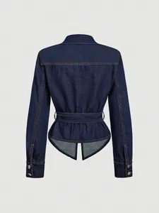 Detaillierte Rückansicht einer dunkelblauen Jeansjacke mit tailliertem Schnitt und Gürtel