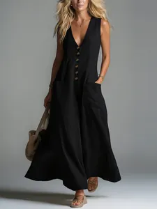 Elegante vestido largo negro sin mangas con escote en V profundo y grandes bolsillos de parche.