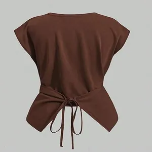 Top corto marrón elegante de manga corta con diseño de lazo cruzado en la espalda femenina