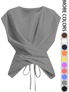 Top gris de manga corta con dobladillo cruzado y detalles de lazo, minimalista.