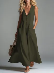 Vista frontal de un vestido maxi verde oliva con escote en V profundo y bolsillos