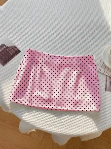 Nahaufnahme eines rosa gepunkteten Minirocks auf weißem Stoff