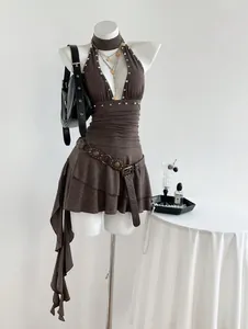 Vista de estilismo de un vestido marrón halter sin mangas con tachuelas y volantes.