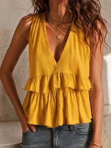 Elegante top giallo smanicato con scollo a V, balze a strati e trama tipo lino