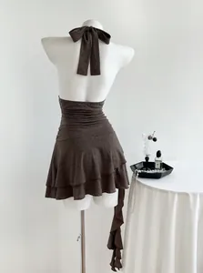 Vista posterior detallada de un sexy vestido marrón con cuello halter en un maniquí blanco