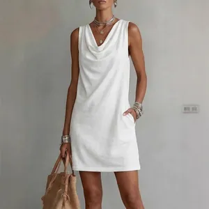 Robe courte blanche élégante sans manches avec col bénitier pour l'été