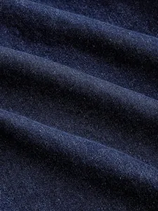 Detailaufnahme des dunkelblauen Denim-Stoffs mit dezentem Schimmer für Damenjacken