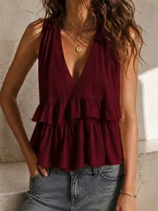 Primo piano del top senza maniche bordeaux con scollo a V e strati di volant chic