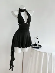 Detalle de vestido halter negro sexy sin mangas con adornos de tachuelas plateadas