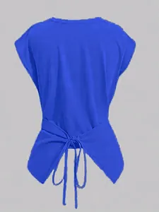 Vista posterior detallada de un top corto azul con un elegante diseño de lazo cruzado.