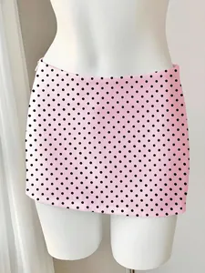 Nahaufnahme eines rosa gepunkteten Bodycon-Minirocks an einer weißen Schaufensterpuppe
