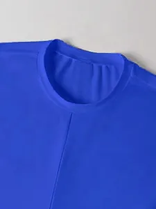 Primer plano del cuello redondo azul real con detalle de costura vertical frontal.