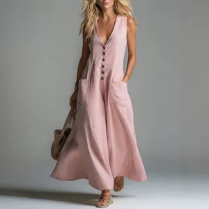Elegante mono rosa sin mangas con cuello en V, pernera ancha y bolsillos de parche
