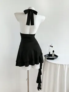 Vista posterior detallada de un vestido sexy negro con cuello halter en un maniquí profesional