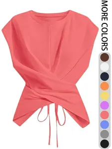 Vista detallada de un top corto rosa sin mangas con diseño cruzado y lazo ajustable