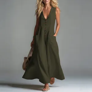 Vestido largo de mujer verde oliva sin mangas con cuello en V, botones y bolsillos.