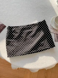 Nahaufnahme eines sexy schwarzen Minirocks mit einem weißen Polka-Dot-Muster