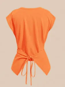 Vista trasera de un top naranja de manga corta con un elegante lazo cruzado en cintura
