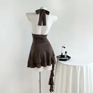 Vestido corto sexy marrón oscuro con cuello halter y volantes visto de espaldas