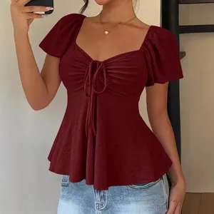 Μπορντό peplum μπλούζα με λαιμόκοψη V, κορδόνι και κεντημένη υφή