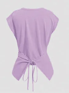 Vista de detalle de un top de manga corta lavanda con diseño de nudo cruzado abajo