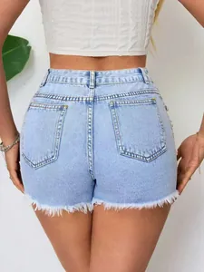 Vista trasera de pantalones cortos vaqueros de tiro alto azul claro con flecos y perlas