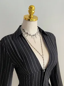 Dettaglio di una camicia aderente a righe con scollo a V e maniche lunghe eleganti