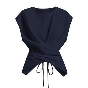 Top sin mangas azul marino con diseño cruzado elegante y dobladillo con lazo ajustable