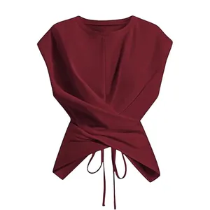 Top corto de verano color burdeos con un elegante diseño de nudo cruzado.