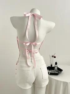 Vue détaillée du dos d'un haut licou rose avec d'élégants nœuds en ruban de satin rose.