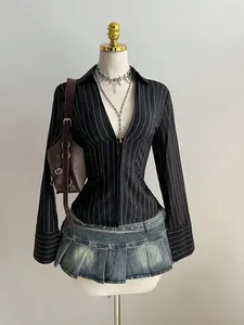 Camicia nera gessata con scollo a V e minigonna in denim su un manichino sartoriale