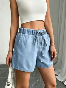 Detailansicht der hellblauen Jeans-Shorts mit bequemem elastischem Tunnelzug-Bund