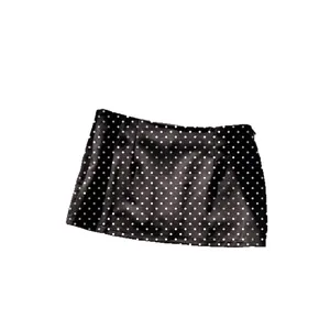 Sexy schwarz-weiß gepunkteter Minirock für Damen, doppellagige, hüftbetonte Passform.